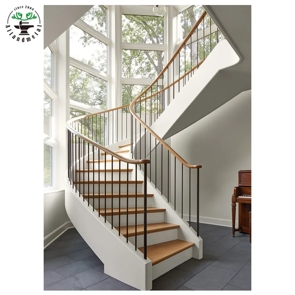 Moderne Custom Elliptische Gebogen Trappen Met Ijzeren Balustrade En Gesloten Riser