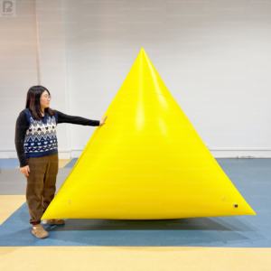 Bouée triangulaire <span class=keywords><strong>gonflable</strong></span> géante de 2 m pour la publicité, les événements sportifs nautiques, les exercices de sécurité maritime, la patrouille de plage et les événements - Product Image 1