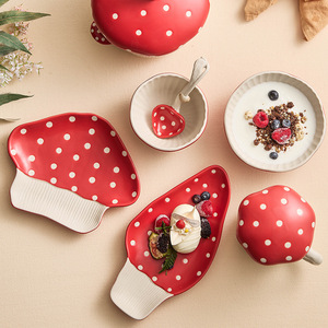 Simpatico Set da Tavola in <span class=keywords><strong>Ceramica</strong></span> a Forma di Fungo Rosso: Tazza, Piatto da Dessert, Ciotola per Noodle, Ciotola per Insalata, Cucchiaio - Stile Ins - Product Image 3