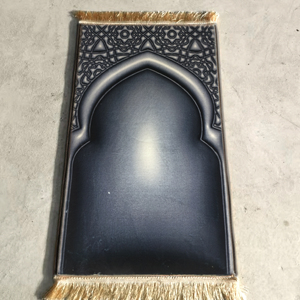Tappetino da Preghiera Premium per Musulmani - Nome Personalizzato, Design Moschea e Cuscino per Ginocchia in Fibra di Poliestere |   Regalo per Ramadan e Matrimonio - Product Image 1
