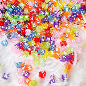 Perles en acrylique transparentes carrées DIY en vrac, accessoires de bijoux, multicolores, 6/8/10 mm, mini lettres, directement de l'usine - Product Image 1
