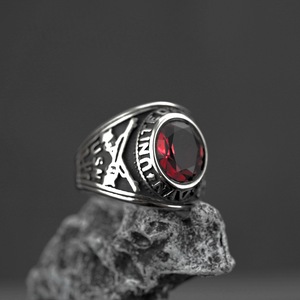 Bague en acier titane pour homme avec pierre rubis, style hip-hop, design géométrique, bijou cadeau - Product Image 1