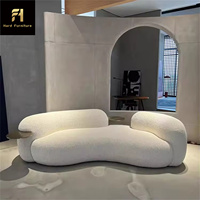 Canapé sectionnel en forme de S en velours crème de style moderne nordique avec table basse pour meubles de salon de maison ou d'hôtel pour villas