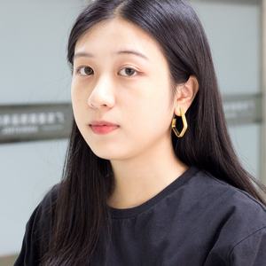 Boucles d'oreilles créoles personnalisées en acier inoxydable plaqué or 14 carats, motif carte d'Afrique surdimensionné couleur or - Product Image 6