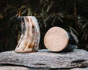 Vidrio de cuerno vikingo hecho a mano respetuoso con el medio ambiente hecho de materiales naturales Ideal para una auténtica experiencia de bebida medieval - Product Image 3