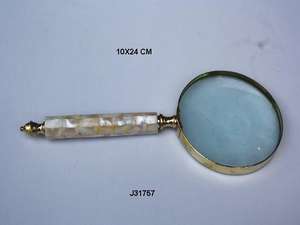 Loupe moderne à main avec manche en bois et raccord en laiton finition nickel pour lire de nouveaux livres en papier Cadeaux pour hommes - Product Image 4