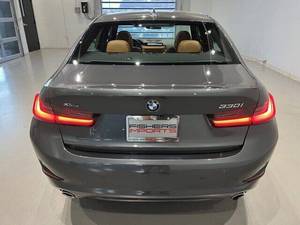 Offre Spéciale – BMW Série 3 330i d'occasion en excellent état, transmission intégrale, intérieur cuir foncé, régulateur de vitesse adaptatif (ACC), berline 4 portes avec barres de toit en aluminium à vendre - Product Image 6