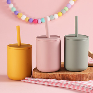 Tasse d'apprentissage en silicone pour enfants, 210ml, avec couvercle, tasse à boire incassable de qualité alimentaire pour les tout-petits - Product Image 1