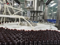 Machine de capsulage remplissante de sirop liquide automatisé de toux avec le dosage liquide de remplissage d'interface d'ordinateur et le système d'emballage