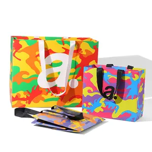 Toptan baskılı marka Logo tasarım promosyon lüks giyim perakende hediye alışveriş mücevherat renkli kağıt saplı çanta