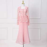 Ensemble deux pièces sur mesure grande taille : haut cardigan en mousseline plissée à processus hydrosoluble et robe à bretelles brodée de dentelle