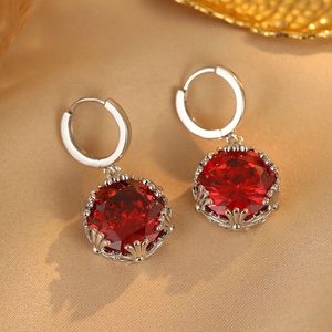 Boucles d'oreilles en zirconium rouge antique à la française, nouveau design tendance haut de gamme, style luxueux et à la mode pour les mondaines ou les cadeaux - Product Image 5