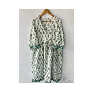 คอลเลกชันใหม่ผู้หญิงพิมพ์ลายดอกไม้ผ้าฝ้ายสไตล์ชุดลําลองคอวีชุดพิมพ์เย็บปักถักร้อยซูซานิ - Product Image 1