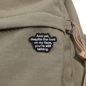 Spilla Smaltata con Scritta 'And yet Despite the Look on My Face You're Still Talking' per Zaino - Product Image 5