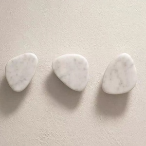 Perchero de Pared de Mármol Natural de Diseño Personalizado para Dormitorio de Hotel y Espacio de Estar - Product Image 2