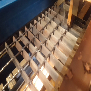 Machine à souder les panneaux de grille en acier profilé et les treillis métalliques, scie à ruban de découpe, transformateur 200KVA*2, puissance 200KW, capacité 100m²/jour - Product Image 4