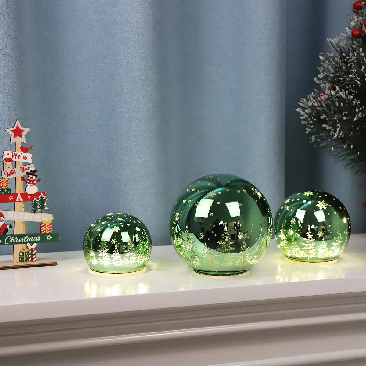 छुट्टी के समय इनडोर उत्कीर्ण पेड़ पैटर्न चमकदार हरे रंग की अगुवाई वाले ग्लास क्रिसमस बॉल टेबलटॉप सजावट गहने