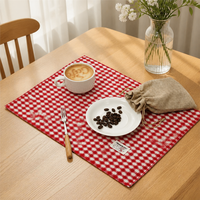 Rot-Weißes Geometrisches Stoff-Tischset Klassische Dekorative Tischmatte für Zuhause, Hochzeit & Bankett Anpassbar