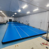 Piste d'air en PVC personnalisé étanche à l'air gonflable aire de jeux intérieure pour salle de sport football et entraînement sportif avec fonction d'escalade