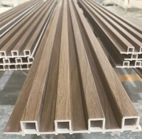 Panneaux muraux rainurés en WPC, design rainuré, imperméables et ignifuges, aspect marbre et bois argenté, vente en gros pour fabricants