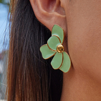 G4287 Vente en Gros Boucles d'Oreilles Fleur à 4 Pétales en Acier Inoxydable Plaqué Or 18K Élégantes et Raffinées avec Perles Gouttelettes d'Huile Blanches