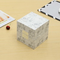 Boîte cadeau de luxe en carton rigide, conception personnalisée par fabricant OEM, gaufrage, matériaux recyclés, doublure en éponge, fermeture magnétique pour