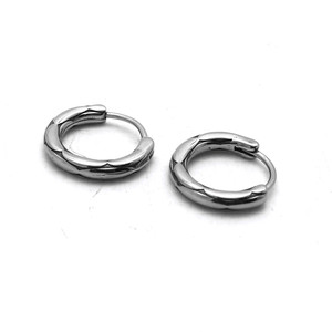 Pendientes Huggie yúnique de acero titanio unisex con diseño geométrico Otoño 2024 - Product Image 5