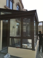 Moderna Sala de Estar de Aluminio con Doble Vidrio Templado Low-E, Insonorizada, Aislada, Impermeable, con Puerta Corredera Panorámica Sellada
