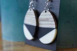 Pendientes Elegantes de Resina y Madera, Joyería Ligera Hecha a Mano, Diseño Único, Ideal para Uso Diario - Product Image 3