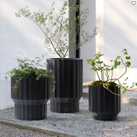 Grand pot de fleurs décoratif en fibre de verre pour extérieur, urne haute pour hall d'hôtel, complexe hôtelier, entrée de centre commercial, design commercial
