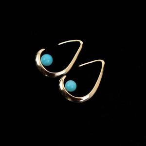 Boucles d'oreilles clous géométriques classiques en argent sterling plaqué or 18 carats avec perles rondes en turquoise artificielle et gouttes de 6 mm+, pour femme - Product Image 2