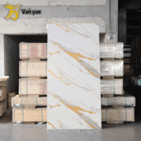 Vente en gros de panneaux PVC modernes ignifuges de haute qualité 1220*2440mm avec design marbré UV pour la décoration murale intérieure et l'usage domestique