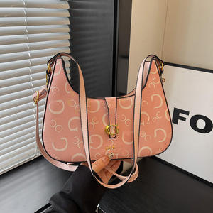 Sac croissant élégant Guesses à imprimé chaîne, sac bandoulière pour femme - Product Image 4