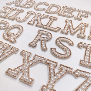 <span class=keywords><strong>Alphabet</strong></span> <span class=keywords><strong>perle</strong></span> or strass <span class=keywords><strong>repasser</strong></span> sur patchs Applique 3D fait à la main DIY Patch <span class=keywords><strong>lettre</strong></span> initiale strass patchs Applique - Product Image 3