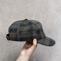 Casquette de baseball 6 panneaux en mélange de laine à carreaux, visière incurvée, logo brodé avec chaîne, sangle en cuir grain litchi vintage