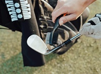 Amrta Ensemble Cadeau d'Accessoires de Golf Noirs Durables et Incassables : Serviette, Brosses, Nettoyeur de Rainures, Outil de Réparation de Divots Pliable, Porte-Tees
