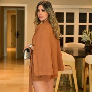 Conjunto de Dos Piezas Personalizado para Mujer 2026, Top Sin Mangas con Volantes y Pantalones Cortos, Atuendo Elegante Estilo Y2K, Tela Crepé - Product Image 3