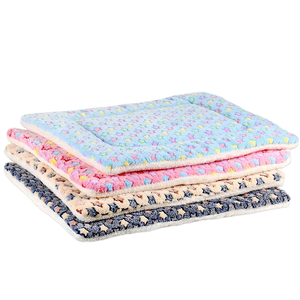 Nouveau coussin en flanelle pour animaux de compagnie en fausse fourrure épaisse et chaude, antidérapant, doux, style dessin animé, tapis pour chien lavable, écologique et durable - Product Image 1