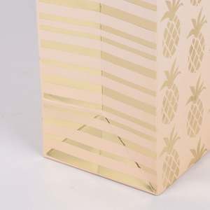 ถุงกระดาษช้อปปิ้งสีน้ำตาลพิมพ์โลโก้สั่งทำพิเศษจาก KM China Wholesale พร้อมหูหิ้วริบบิ้นสำหรับงานโปรโมชั่น - Product Image 6