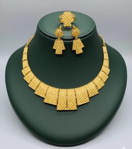 Collar SAUTOIR con Placa Chapada en Oro de 24K, Elegante Cadena con Placa Lisa para Looks Diarios - Product Image 1