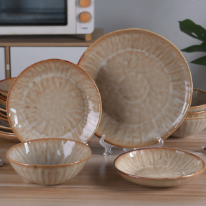 Plato artesanal de gres rústico con esmalte reactivo ideal para servir y exhibir - Product Image 3