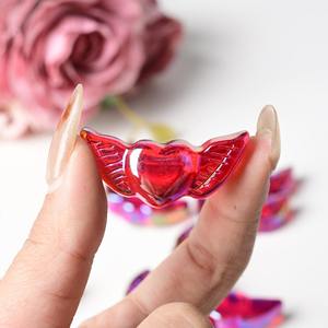 ขายส่งปีกคริสตัลรูปหัวใจสีแดงคุณภาพสูง ขนาด 4 ซม. แฟชั่นทันสมัย ตกแต่งบ้าน พิมพ์ลายดิจิทัล ปลอดภัย - Product Image 3