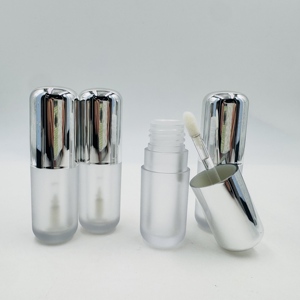 Tube de gloss à lèvres vide en plastique dépoli avec bouchon argenté électroplaqué et applicateur – Emballage cosmétique personnalisable - Product Image 4