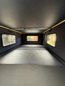 Portes d'accès latérales affleurantes tendances avec serrures renforcées et panneau de toit sans couture pour camion - Product Image 4