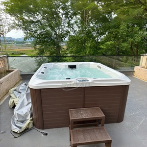 Baignoire de <span class=keywords><strong>spa</strong></span> extérieure de luxe créant une expérience de bien-être et de relaxation privée dans la cour à la maison - Product Image 2