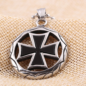 Colgante de cruz de 36 mm de acero titanio con diseño geométrico hueco, collar retro con efecto desgastado para mujer - Product Image 3