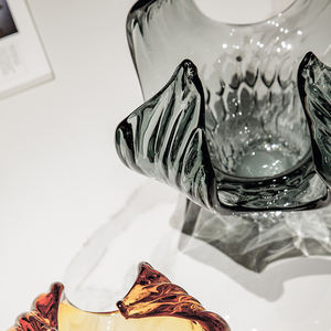 Florero <span class=keywords><strong>de</strong></span> vidrio dorado con patrón <span class=keywords><strong>de</strong></span> rayas cilíndricas <span class=keywords><strong>en</strong></span> <span class=keywords><strong>forma</strong></span> <span class=keywords><strong>de</strong></span> pétalo para <span class=keywords><strong>objetos</strong></span> decorativos <span class=keywords><strong>de</strong></span> la sala <span class=keywords><strong>de</strong></span> estar del hogar - Product Image 4