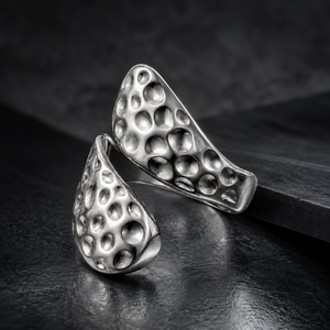 Anello Aperto con Texture Irregolare, Gioiello Minimalista da Dito - Product Image 4