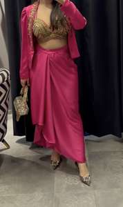 ชุดเซ็ต 3 ชิ้น เสื้อเบลเซอร์กันน้ำสีชมพูรานี กระโปรง ประดับมุกและคริสตัล สไตล์ร่วมสมัย สำหรับผู้หญิง ชุดออกงานปาร์ตี้ฤดูร้อน ขายดีที่สุด - Product Image 4