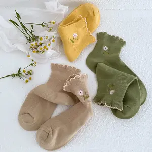 small flower embroidery patterned Korean fashion wave edge cotton ankle socks for women